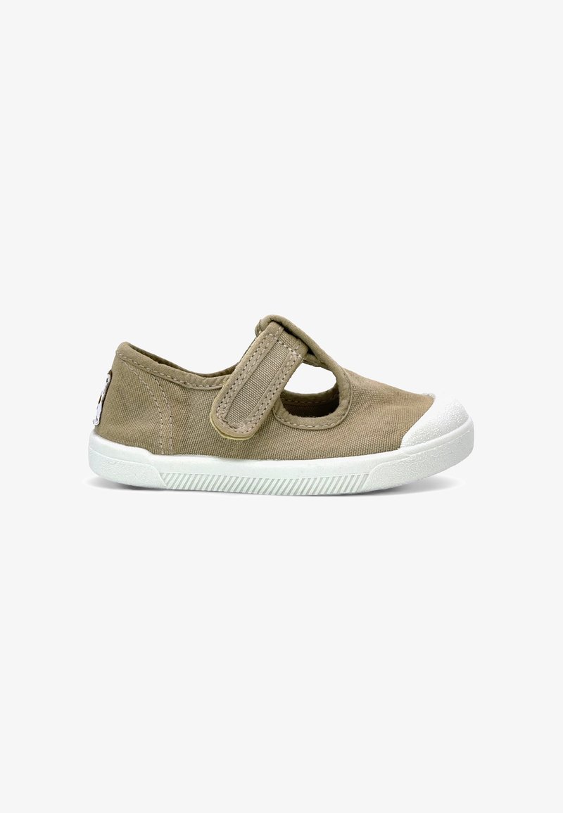 Chaussure enfant en toile marron clair avec semelle en caoutchouc blanche et embout protecteur, avec une bride Velcro réglable.