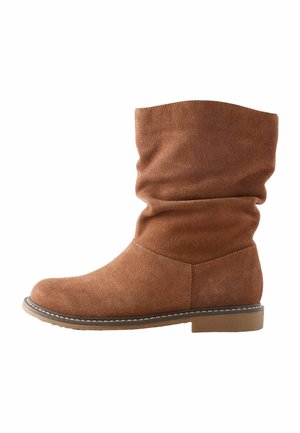 Bruine suede enkellaars met een slouchy ontwerp, ronde neus en korte blokhak. Kenmerkt zich door gestikte accenten langs de zool.