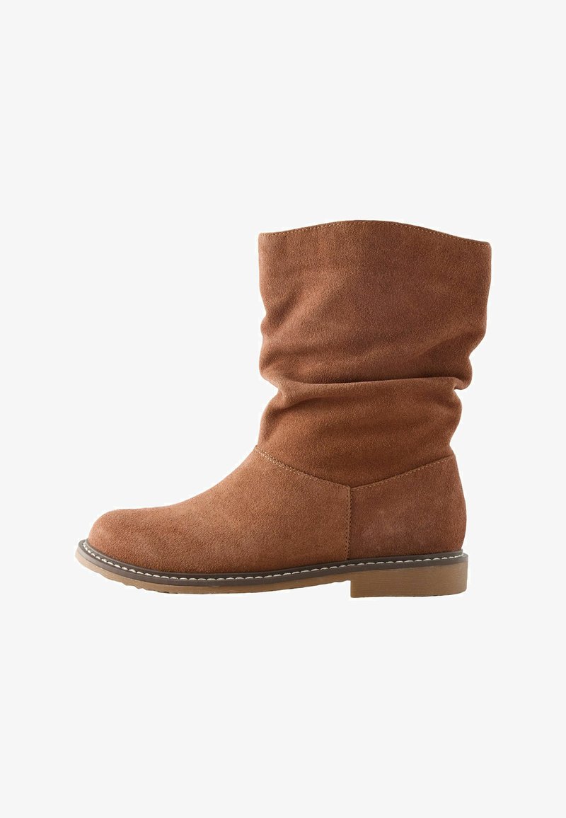 Braune Wildleder-Stiefelette mit einer lässigen Form, runder Zehenpartie und niedrigem Blockabsatz. Verfügt über gestickte Akzente entlang der Sohle.