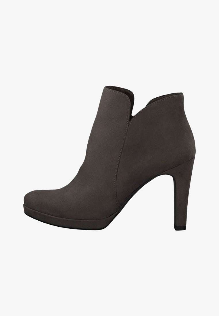 Bottine en daim marron foncé avec un talon haut style stiletto et une encoche subtile à l'ouverture avant.