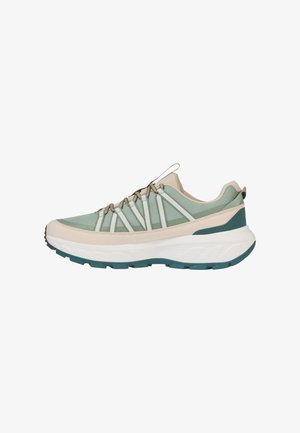 Chaussure de sport légère en vert et beige, avec une tige en mesh texturé, des lacets élastiques et une semelle épaisse blanche et turquoise.