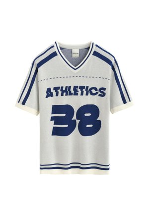 T-shirt blanc à manches courtes en col V avec des rayures bleues, texte "ATHLETICS" sur la poitrine et grand numéro "38" en dessous.