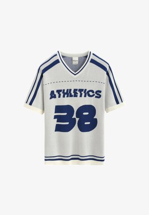 T-shirt blanc à manches courtes en col V avec des rayures bleues, texte "ATHLETICS" sur la poitrine et grand numéro "38" en dessous.