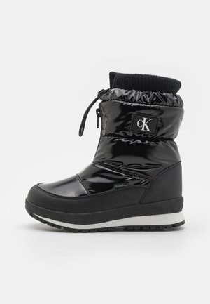 Stivali alla caviglia impermeabili neri caratterizzati da un materiale lucido, upper imbottito con colletto stretto e suola texturizzata per garantire aderenza.