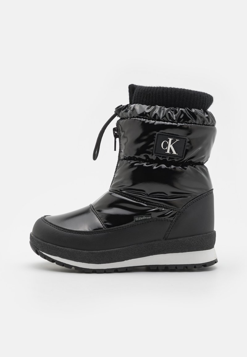 Stivali alla caviglia impermeabili neri caratterizzati da un materiale lucido, upper imbottito con colletto stretto e suola texturizzata per garantire aderenza.