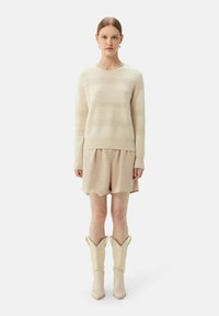 GOBI Cashmere MIT R-AUSSCHNITT UND GEMISCHTEM MUSTER - Stickad tröja - off white