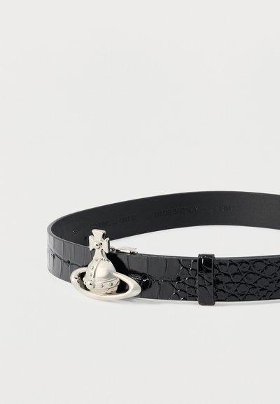 Μαύρη ζώνη από γνήσιο δέρμα με υφή κροκόδειλου και ασημένια αγκράφα σε σχήμα σφαίρας, μικρό μέγεθος, κατασκευασμένη στην Ιταλία.