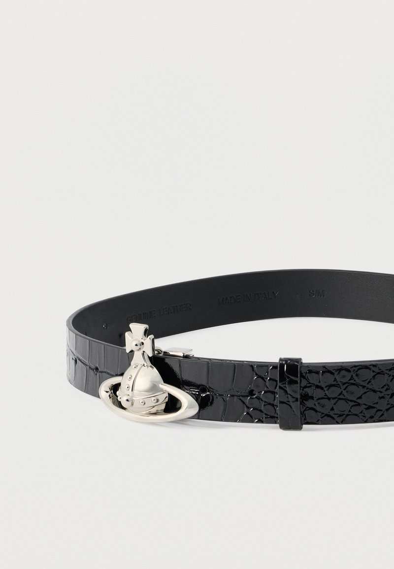 Cintura nera in vera pelle con texture a coccodrillo e fibbia argento a forma di sfera, taglia piccola, made in Italy.