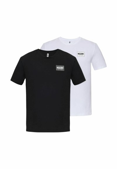 Due magliette a maniche corte, una nera e una bianca, ciascuna con una piccola toppa con il logo "MOSCHINO UNDERWEAR" sul petto a sinistra.