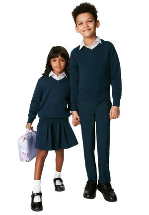 Uniformes scolaires bleu marine pour enfants : un garçon en pull à col en V et en pantalon, une fille en pull et en jupe plissée, tenant une boîte à lunch.