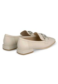 Beige leren ballerina's met een spitse neus, voorzien van een decoratieve band en een versierde gesp. Lage, vierkante hak. Glad oppervlak.