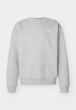 Sweat-shirt gris à col rond en matériau polaire, avec des poignets et un ourlet côtelés, et un petit logo blanc sur la poitrine.