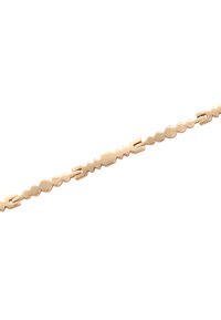 Bracciale in tonalità oro con un mix di anelli rotondi e geometrici, texture lisce e finitura lucida. Nessun dettaglio del gancio visibile.