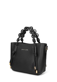 Borsa a tracolla in pelle nera testurizzata con manici a anello intrecciati, dettagli in metallo dorato e logo "pierre cardin" sul davanti.
