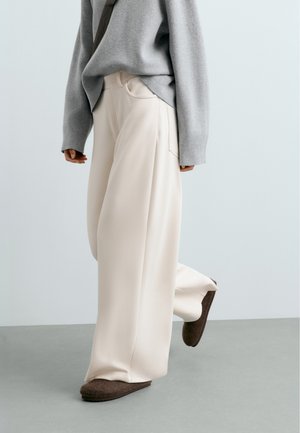 OYSHO, 5-POCKET SKINNY TROUSERS - Pantalon classique - pale ecru