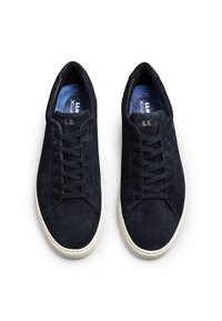 Granatowe zamszowe tenisówki o niskim kroju, z sznurowadłami, kontrastującą białą gumową podeszwą i przeszyciami wzdłuż boku.