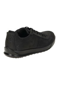 Zwarte sportschoen met een bovenwerk van suede en mesh, een getextureerde rubberen zool en driehoekige accenten op de hiel. Vetersluitingsontwerp.