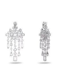 Boucles d'oreilles chandelier en ton argent, présentant une variété de cristaux clairs facettés de formes variées, avec des éléments tombants en cascade et des détails complexes.