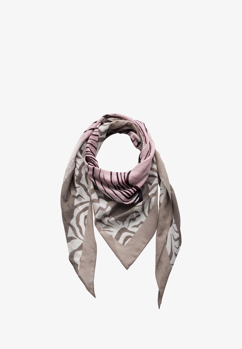 Zijden sjaal in triangulaire vorm, met een lichtgrijs en wit zebra-patroon, en een roze en bordeauxrode gestreepte sectie. Zachte textuur.