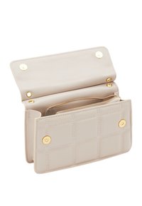 Beige læderpung med quiltet design, guldfarvet hardware og flere rum, herunder en lynlåslomme. Åbnes med trykknap.