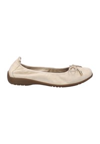 Ballerine piatte in suede beige con punta rotonda, dettaglio a fiocco sul davanti e suola in gomma flessibile. Texture liscia con decorazioni minime.
