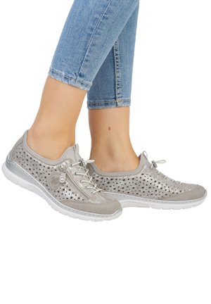 Baskets en cuir perforé gris avec semelles en caoutchouc blanches, design à lacets et accents en argent. Fermeture éclair latérale pour plus de confort.