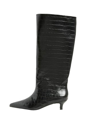 Czarne botki do kolan z teksturowanej sztucznej skóry w kształcie krokodyla, z szpiczastym noskiem i niskim, grubym obcasem.