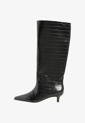 Sorte knæhøje støvler lavet af tekstureret kunstlæder i krokodilleskindslook, med spids tå og en lav, kraftig hæl.