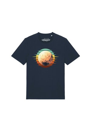 T-shirt bleu marine à manches courtes avec un graphique rond et texturé de planète sur le devant, entouré de lignes horizontales dans des nuances de vert, jaune et orange.