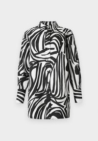 Μαύρο και άσπρο πουκάμισο με τολμηρό, αφηρημένο ριγέ μοτίβο. Σχεδιασμός μ�ε γιακά, κουμπιά μπροστά και μακριά μανίκια. Λείο υφασμάτινο ύφος.