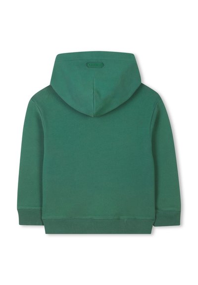 Felpa verde con cappuccio, caratterizzata da una texture a coste, maniche lunghe e un'etichetta rettangolare sulla parte superiore della schiena con il nome del marchio.