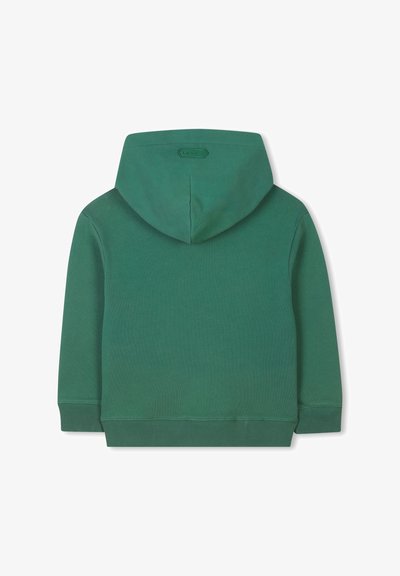 Sweat-shirt à capuche vert avec une texture côtelée, des manches longues et une étiquette rectangulaire dans le haut du dos portant le nom de la marque.