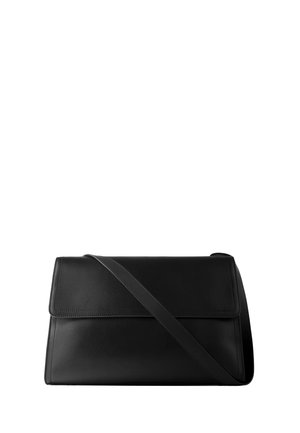 Zwarte leren crossbodytas met klepsluiting en lange verstelbare schouderband, getoond tegen een witte achtergrond.