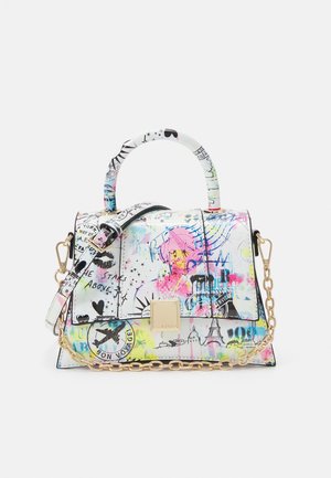 Bolso blanco con ilustraciones coloridas en estilo graffiti, texto negro, cadena dorada y asa superior sobre un fondo liso.