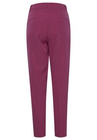 Burgundin väriset housut, joissa on muotoiltu istuvuus, tasainen etu ja kaksi takataskua. Kangas on sileä ja tekstuuri, ja lahkeet ovat kapenevat.