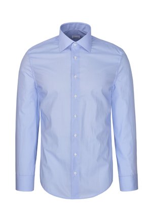 Chemise habillée pour homme à manches longues bleu clair avec fermeture à boutons sur le devant et col pointu, présentée sur fond blanc.