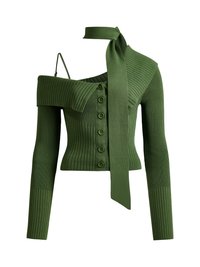 Maglione verde a coste con design off-shoulder, maniche lunghe, chiusura frontale con bottoni e un dettaglio legato al collo.