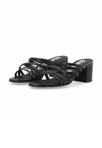 Zwarte blockhak sandalen met meerdere kruisende banden. Gladde textuur met een matte afwerking. Decoratief logo op de binnenzool.