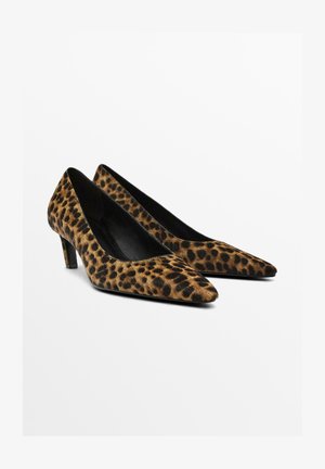 Un paio di décolleté con tacco kitten a punta per donna in stampa leopardata, con rivestimento interno nero, su uno sfondo bianco.