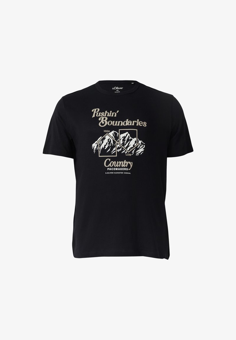 Must must värvi T-särk lühikeste varrukatega, millel on mägigraafika ja tekst "Pushin' Boundaries" beeži värviga. Ümar kaelus.