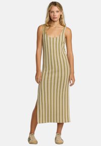 Vestido MAXI a rayas en tonos beige, verde y marrón; diseño sin mangas con escote redondo y abertura lateral. Tejido suave y texturizado.