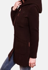 Cappotto in pile marrone con cappuccio, zip frontale, tasche laterali e tessuto testurizzato. Include un piccolo logo sul orlo.