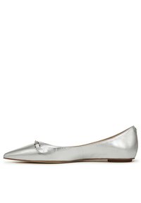 Ballerine argentate metalliche con punta affusolata, texture liscia, design minimalista e hardware decorativo nella parte anteriore.