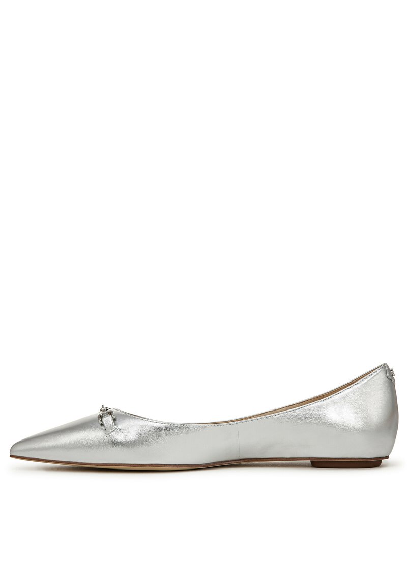 Ballerine argentate metalliche con punta affusolata, texture liscia, design minimalista e hardware decorativo nella parte anteriore.