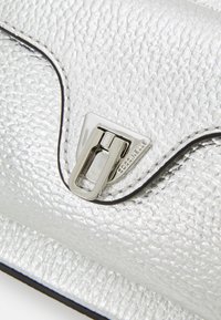 Coccinelle BEAT SOFT - Taška s příčným popruhem - silver-coloured