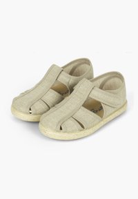 Beige kangastossud avatud disainiga, ristlõige rihmadega ja looduslik jute tallaga. Tekstuuriga materiaal, ümarate varvastega.