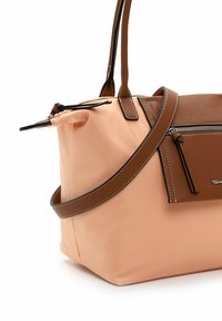 Grande borsa a spalla in nylon beige con dettagli in pelle marrone, dotata di chiusura a zip, tracolla e tasca frontale con zip. Design testurizzato.