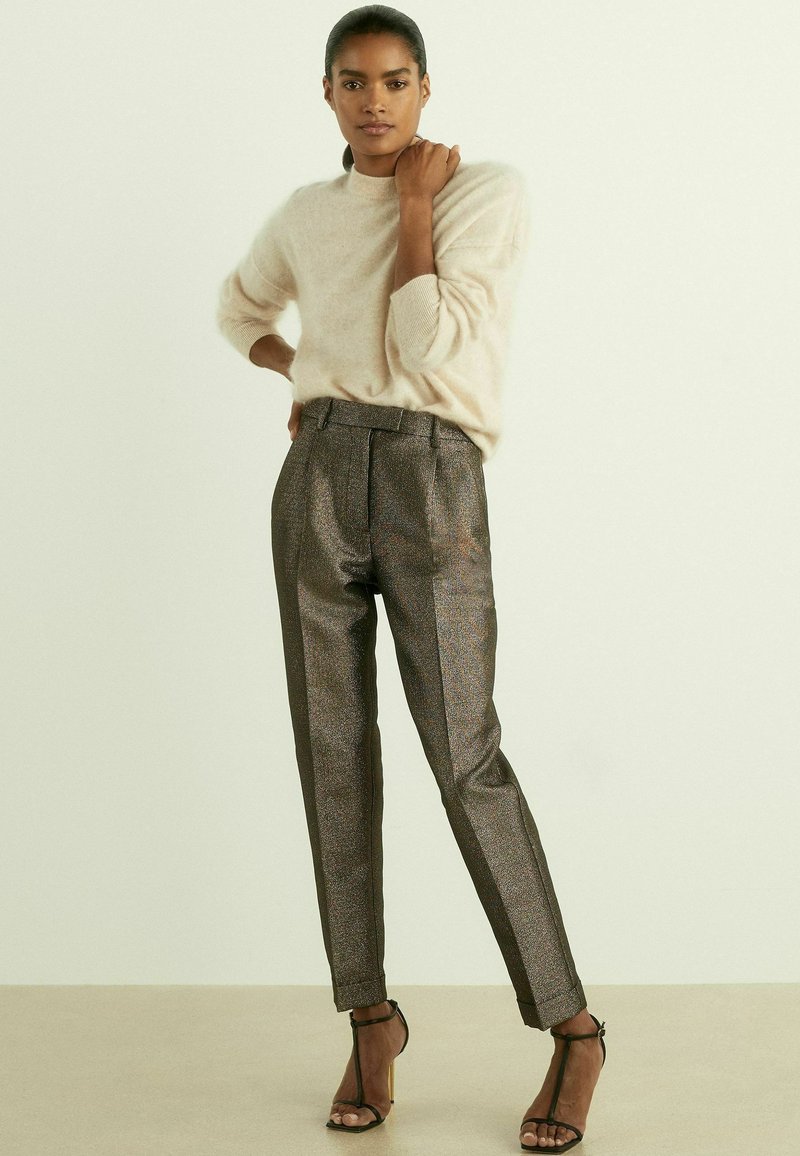 Reiss REGULAR FIT-SIENNA SPARKLE TAPERED - Chinot - dark gold
