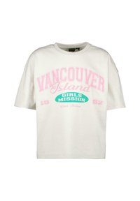 Witte katoenen t-shirt met korte mouwen met roze en turquoise bedrukt tekst: "Vancouver Island Girls Mission 1982." Casual fit.