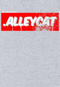Červená grafika s textem ".ALLEYCAT" v tučných, bílých, kapajících písmenech s rozstřikovaným efektem. Na šedém pozadí.
